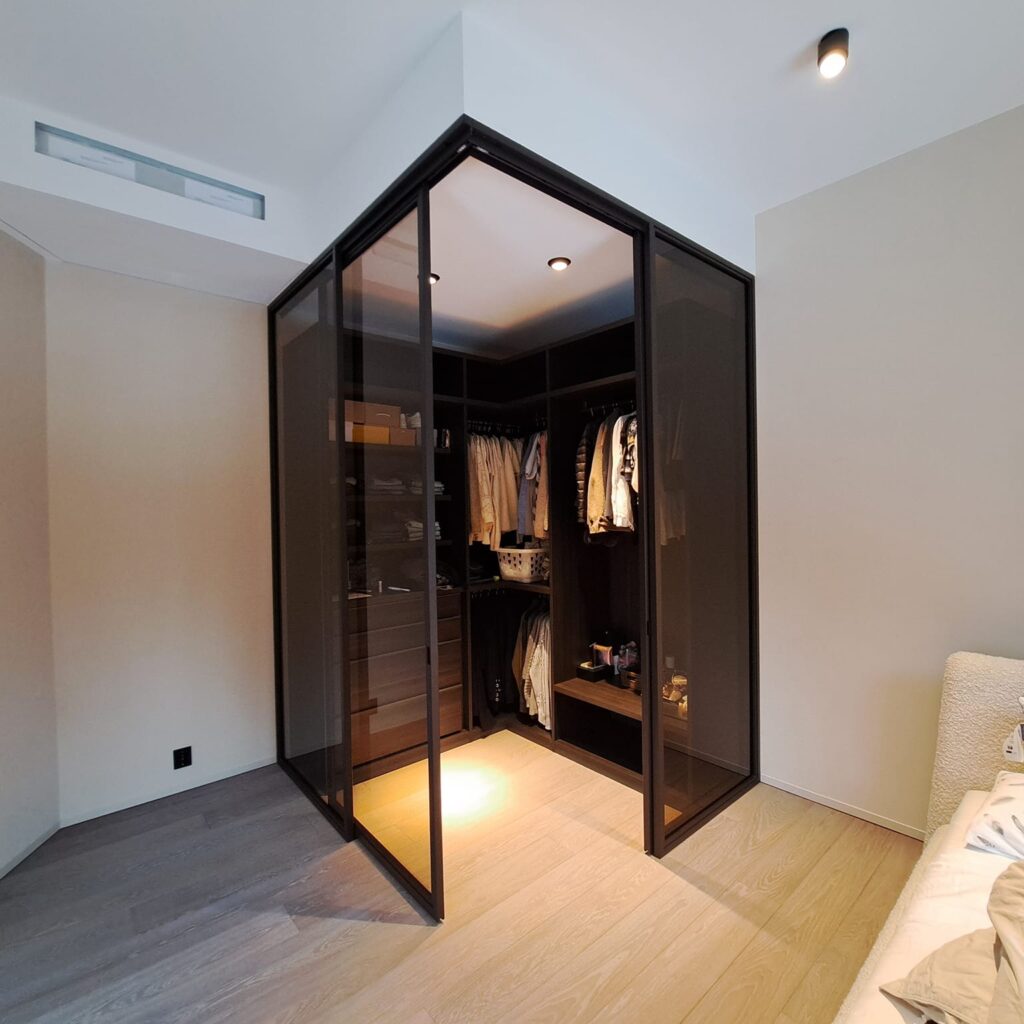 Platsbyggd garderob och finsnickeri utfört av hantverkare i Stockholm