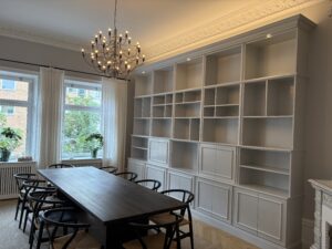 Platsbyggd hylla i renoverat vardagsrum utförd av byggföretag i Stockholm